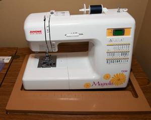 lot 3 image: Janome New Home 7330 Magnolia Sewing Machine