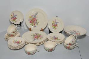 lot 94 image: Vintage 1940s MCM Edwin M. Knowles Dinner Set - Spring Bouquet