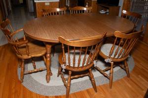lot 121 image: Stunning Dining Set  Round Table with Two Leaves, Six Chairs (Two Captain Chairs) & Matching Rug