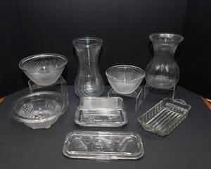 lot 141 image: 8 Pieces of Beautiful Serving Ware