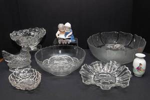 lot 145 image: Bing & Grondahl Children Reading Figurine and Seven Pieces Intricate Serving Ware