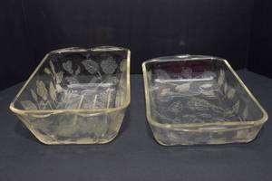 lot 150 image: Two Vintage 1940s McKee Glass Hibiscus Ovenware