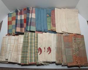 lot 128 image: 34 Cloth Napkins