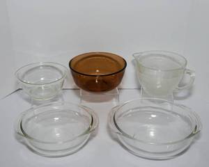 lot 144 image: Vintage Pyrex Mixing Bowls
