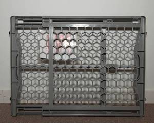 lot 194 image: Regalo Expandable Safety Gate