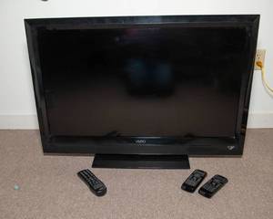 lot 210 image: Vizio TV 36