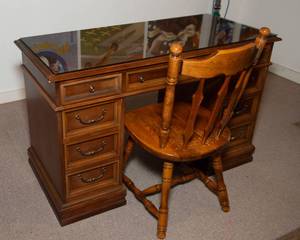 lot 217 image: Vintage Hooker Furniture Executive Desk  Model 622 with Glass Top and Sidex 1986 Chair