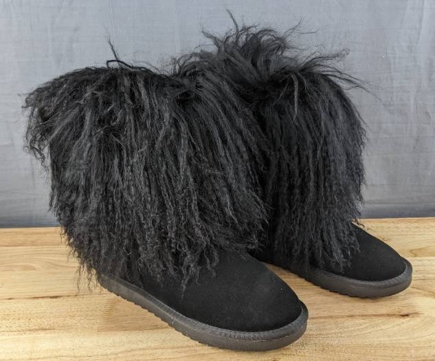 lot 39A image: Cape Robbin Furry Boots Womens Size 11 Black L