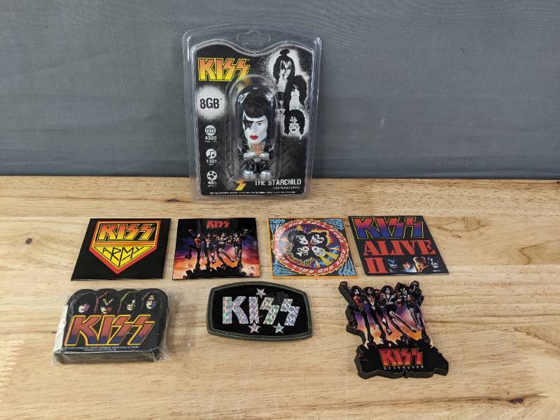 lot 195 image: KISS 8 GB USB Flash Drive, Foam Topper, Belt Buckle and 5 Magnets K
