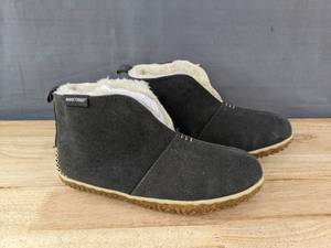 lot 90 image: Brand New Minnetonka Tucson Slippers Womens Size 8 in Grey N