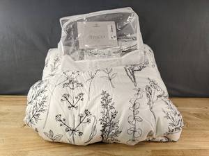 lot 270 image: New Janzaa Queen Floral Comforter Set with Reversible Comforter and 2 Pillow Shams B