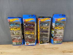 lot 77F image: Brand New Total of 4 Hot Wheels 2 Retro Racers, Batman, Motor Show B