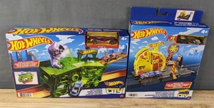 lot 62F image: Brand New Hot Wheels City Ghost Garage and Hot Wheels City Speedy Pizza Pick-Up B