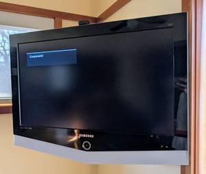 lot 37 image: Samsung 32 TV