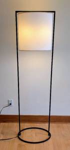 lot 9 image: Holly Hunt Pattern Floor Lamp