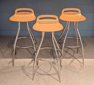 lot 22 image: Calligaris Gin Chrome and Beech Bar Stool Set