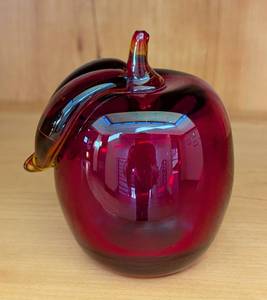 lot 59 image: Chet Cole Hand Blown Art Glass Apple