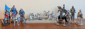 lot 45 image: Assorted Medieval Knights and Soldiers Figurines