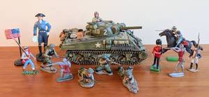 lot 46 image: Variety of US and British Soldier Figurines