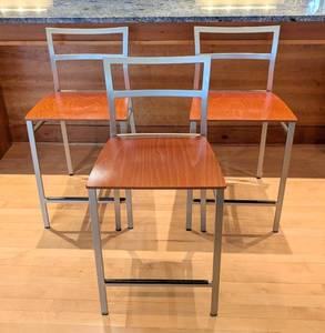 lot 4 image: Calligaris HI Cherry and Satin Steel Counter Height Stool Set