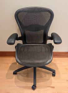 lot 15 image: Howard Miller Aeron Size B Office Chair