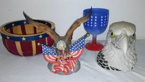 lot 383 image: Americana Themed Decor.