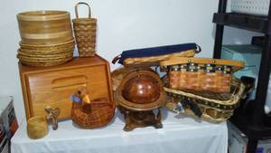lot 384 image: Wood And Wicker Home Decor.