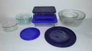 lot 413 image: Pyrex Covered Bowl And Storage Containers (9)