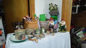 lot 419 image: Gnomes, Frogs, Solar Lights  Garden Dcor And More.