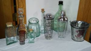 lot 429 image: Vintage Irwinware Shaker (Circa 60s),Decanters And More.