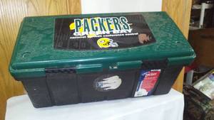 lot 443 image: Green Bay Packers 18 Gal. Hinged Tote.