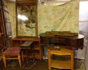 lot 600 image: Wood Shelves and More (7).