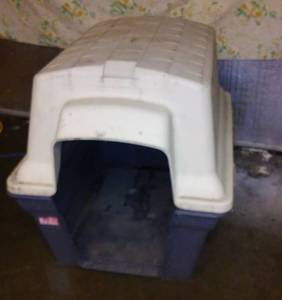 lot 603 image: Doghouse.