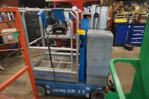 lot 28 image: 2013 Genie GR12 Vertical Mast Lift