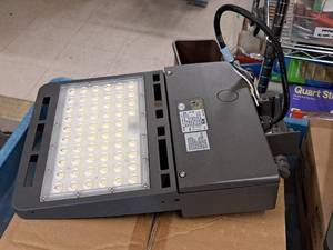 V-Tac� Commercial 4000K LED Shoebox Area Light 17x12x3 VT-SBN3-3M-185W-840 (New In Box )