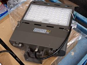 Lot of (10) V-Tac� Commercial 5000K LED Shoebox Area Light 17x12x3 VT-SBN2-185W-850-XX (New In Box )