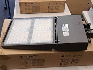 V-Tac� Commercial 4000K LED Shoebox Area Light 12x28x3 VT-SBN3-3M-240W-840 (New In Box )
