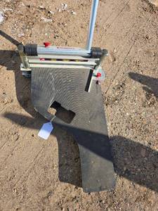 lot 19 image: Roberts Laminate Flooring Cutter