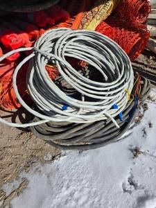 lot 32 image: Black  and White wire under trailer