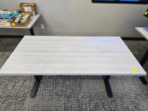 lot 136 image: Bekant SitStand Motorized Desk