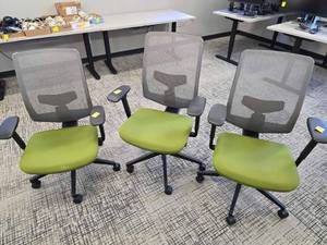 lot 142 image: (3) Three - HON Ignition Mid-Back Mesh Task Chair  Synchro-Tilt, Back Angle  Adjustable Arms