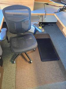 lot 206 image: Office chair and floor mats
