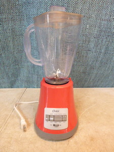 lot 32 image: Oster Blender