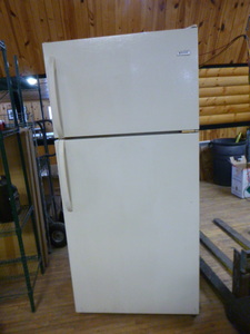 lot 43 image: Frigidaire RefrigeratorFreezer
