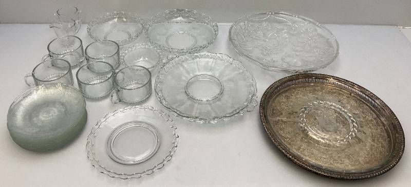 lot 121 image: Misc. Vintage Glass Items