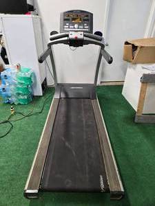 lot 1 image: Life Fitness Commercial Treadmill T5 ( USED)