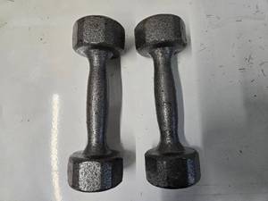 lot 18 image: Lot of a Pair of VTX 5LB Metal Dumbbells (Used, Good Condition)