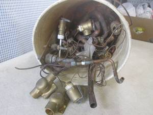 (CS) Bucket of Scrap Copper and Bra...
