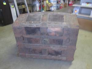 (EW3) Antique Chest Trunk 33 x 22...