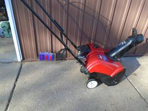 lot 106 image: Toro 4 cycle snow thrower. Electric start. Used condition. Tested & works. As shown.